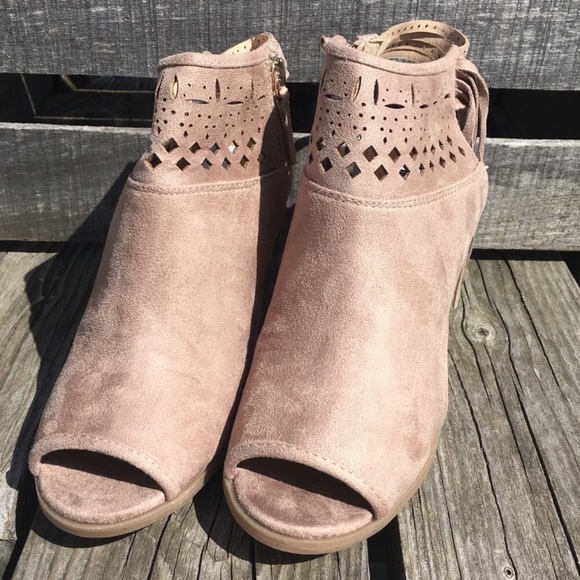 Buckle Tan Suede Laser Cut Fringed Peep-Toe Booties SZ 11! NEW! - Picture 3 of 11